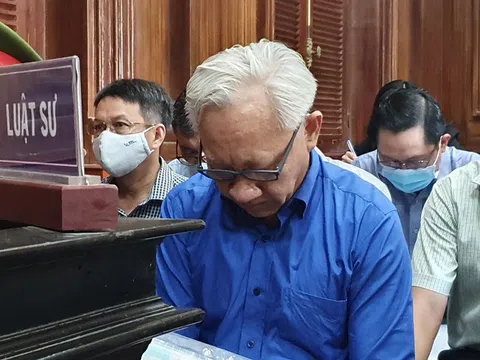Đại gia kín tiếng Phùng Ngọc Khánh, chủ dự án Saigon One Tower lần đầu xuất hiện tại tòa trong đại án liên quan đến Chủ tịch ngân hàng Đông Á, Trần Phương Bình